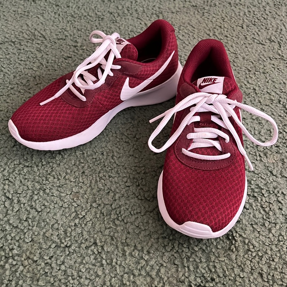 NIKE Tanjun sneakers women’s size 6.5